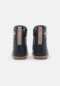 Friboo Stivaletti - Dark Blue 8 Friboo Stivaletti - Dark Blue -Offerta Economica Moda Bambini 16a6d9c7cd454f59b3a8882c09b53a51